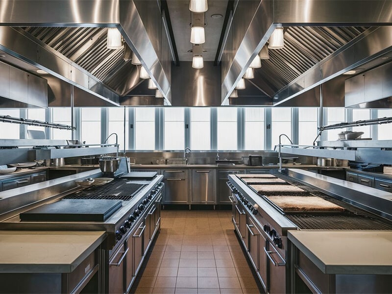 Mutfak duman ve koku kontrolü, yağ filtrasyonu ve salon konforu için debi hesaplı restoran havalandırması.