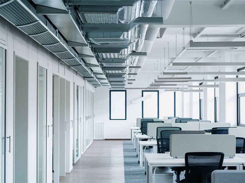 Ofis, AVM ve perakende için taze hava debisini ve iç hava kalitesini ölçülü tutan ticari havalandırma kurgusu.